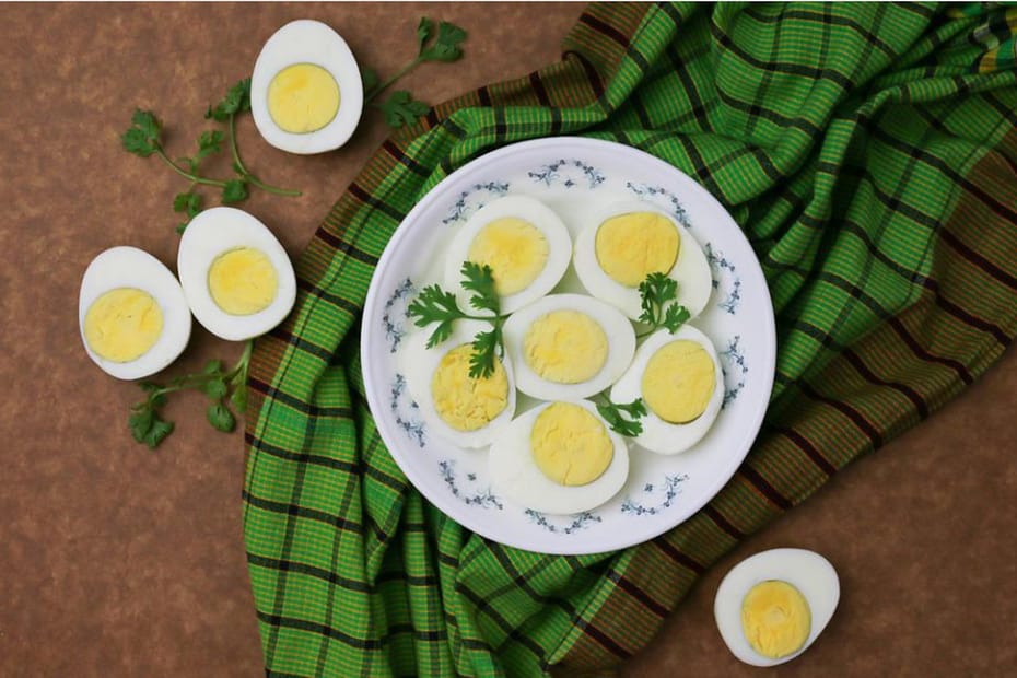 Cuidados ovos cozidos no microondas. É seguro?