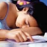 Adolescentes que dormem pouco tendem a comer alimentos gordurosos - destacada